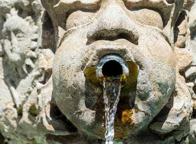 Fontaine pierre aspect vieilli