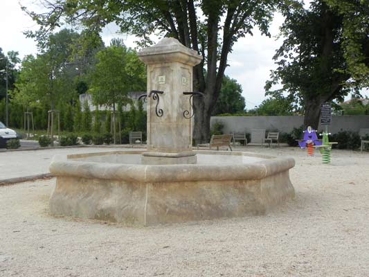Fontaine en pierre sur place publique...