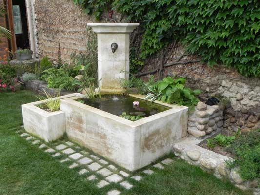 Fontaine en pierre rectangulaire intégrée dans votre jardin...