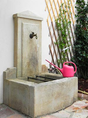 Fontaine adossée en pierre...