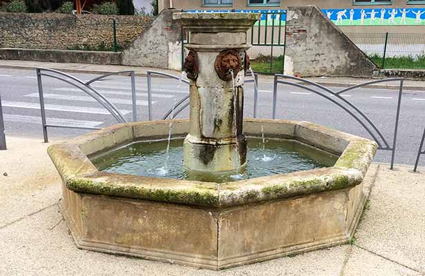 Fontaine centrale de village...