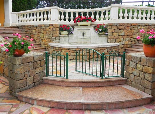 Fontaine et balustrade en pierre, vue d'ensemble...