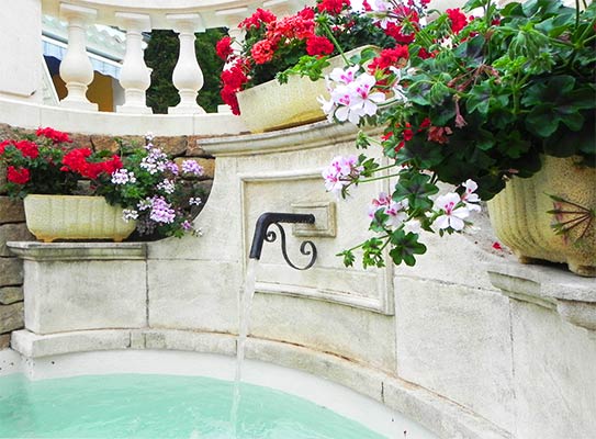 Fontaine et balustrade en pierre...