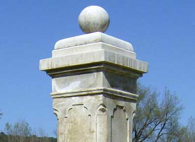 Pilier en pierre avec motif et sculpture sur mesure
