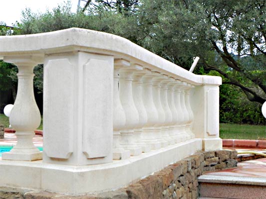 Balustrade de piscine en pierre. Style provençal....