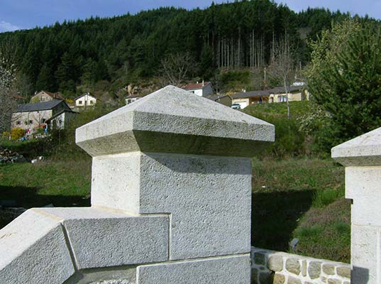 Pilier de montée d'escalier en pierre....