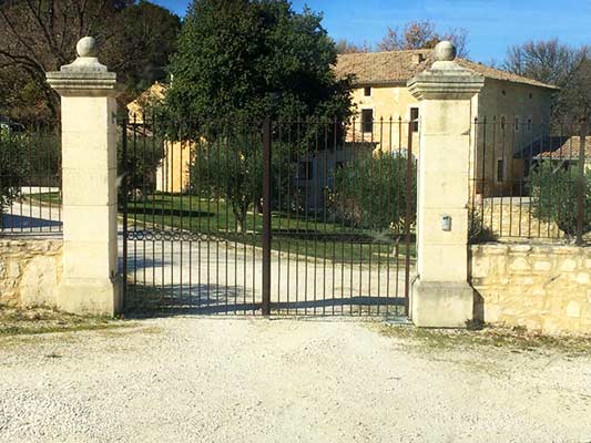 Pilier pour entrée de maison en pierre, sommet boule....